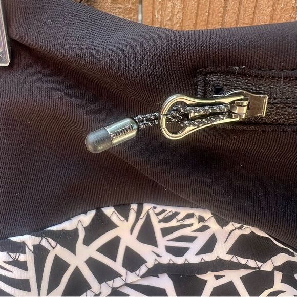 Lululemon leggings - size 6. - Picture 4 of 6